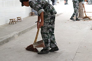 学生在积极的清扫我们的家园环境